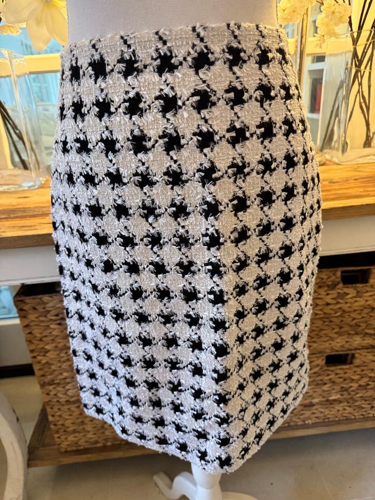 Chique Wit-Zwarte rok Escada met zilveren effecten, 40/M, Maat 38/40 (M), Wit, Nieuw, Ophalen of Verzenden