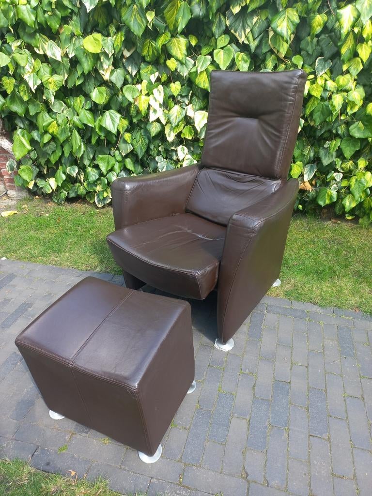 Leren fauteuil en hocker donkerbruin., Ophalen, Gebruikt, 50 tot 75 cm, Leer