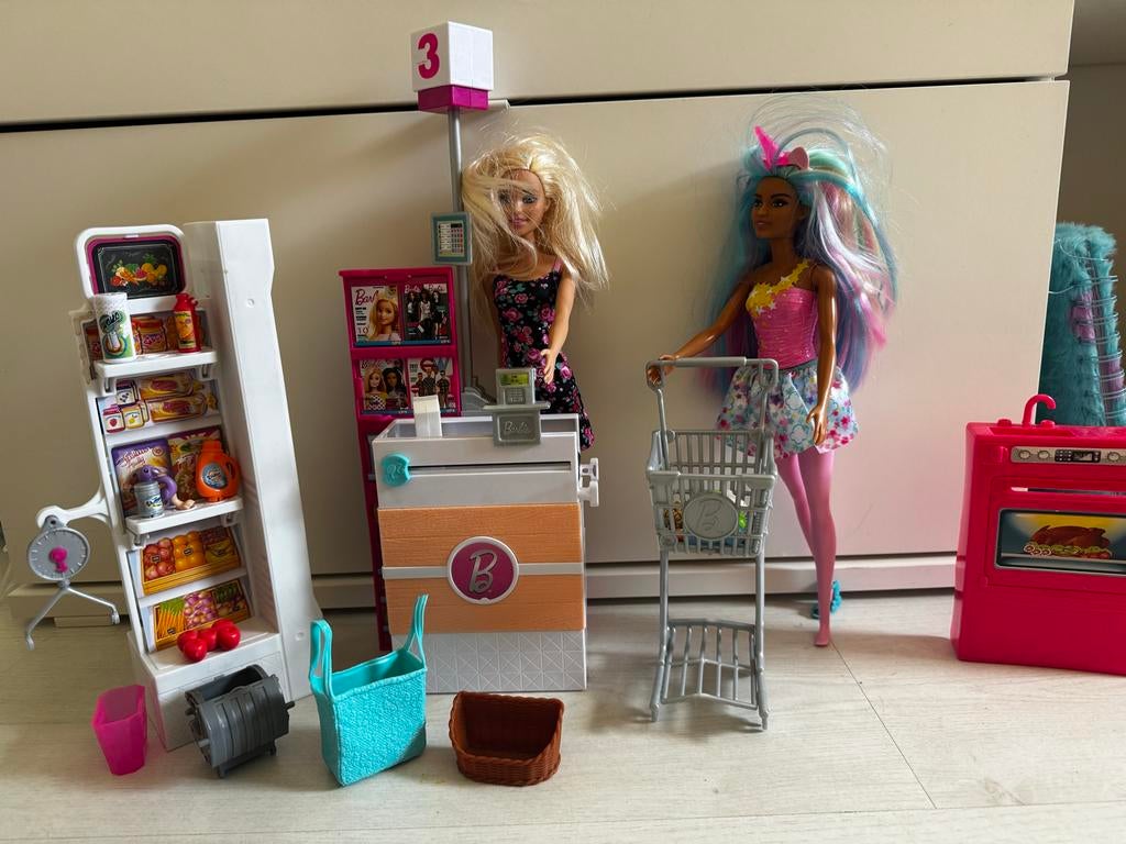 Barbie winkeltje met poppen en accessoires, Ophalen, Gebruikt, Barbie