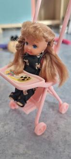 Barbie kinderwagen kindje barbie. Is leuk. Merkloos. Vintage, Ophalen of Verzenden, Gebruikt, Barbie