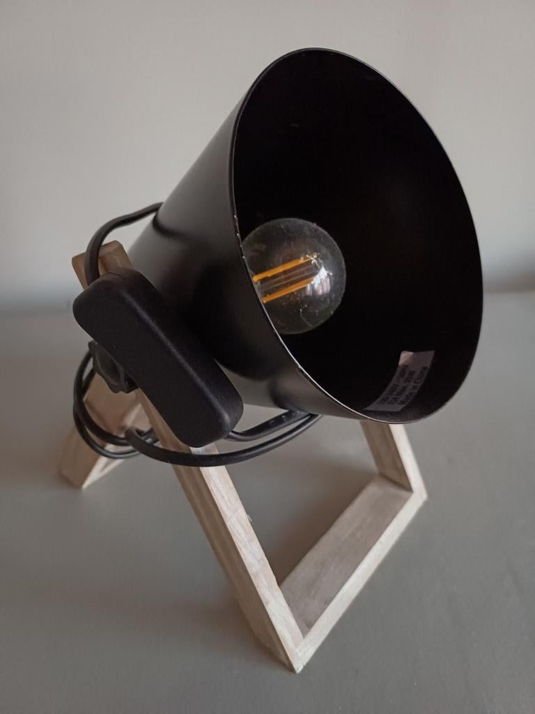 Moderne tafellamp met houten voet en zwarte kap, Ophalen, Modern, Industrieel, Zo goed als nieuw, Minder dan 50 cm