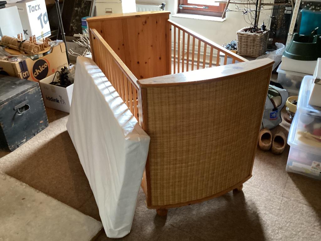 Baby ledikant hout met rieten hoofdeindes, Kinderen en Baby's, Babywiegjes en Ledikanten, Ophalen, Zo goed als nieuw, Ledikant