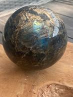 Grote Labradoriet bol - 10,2cm met blauw/groen/goud schitter, Sieraden, Tassen en Uiterlijk, Edelstenen, Ophalen of Verzenden