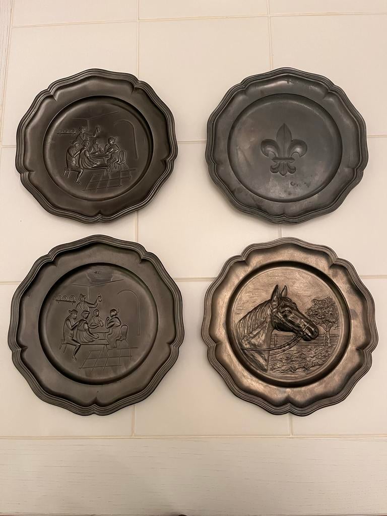 Set van 4 vintage tinnen bordjes met reliëf, Antiek en Kunst, Antiek | Tin, Ophalen of Verzenden