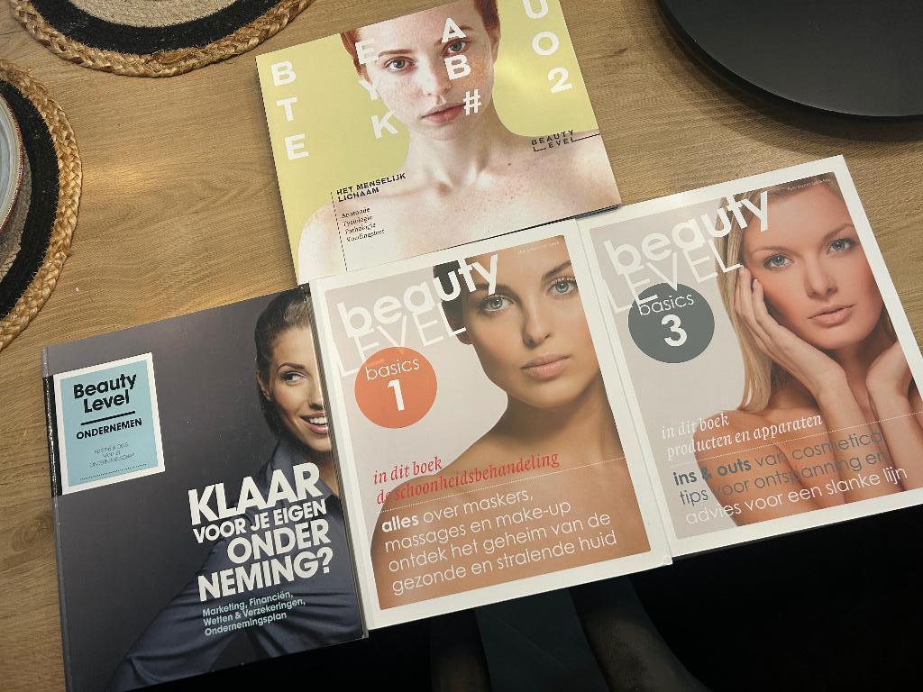 Beauty Level 1 2 en 3 + ondernemen / schoonheidsspecialiste, Visavi, Ophalen of Verzenden, Zo goed als nieuw, MBO