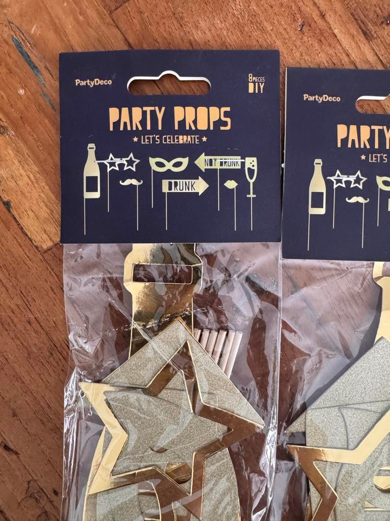 10 setjes Party Props goud karton 8 stuks per zakje, Ophalen of Verzenden, Nieuw, Feestartikel, Overige