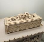 Nieuw ivoorkleurig doosje met bloemuitwerking van Imperio, Verzenden, Nieuw