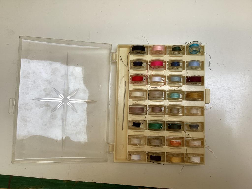 Doos met 32 spoeltjes met kleuren garen. breedte 8à9 mm, Ophalen of Verzenden, Gebruikt, Overige typen