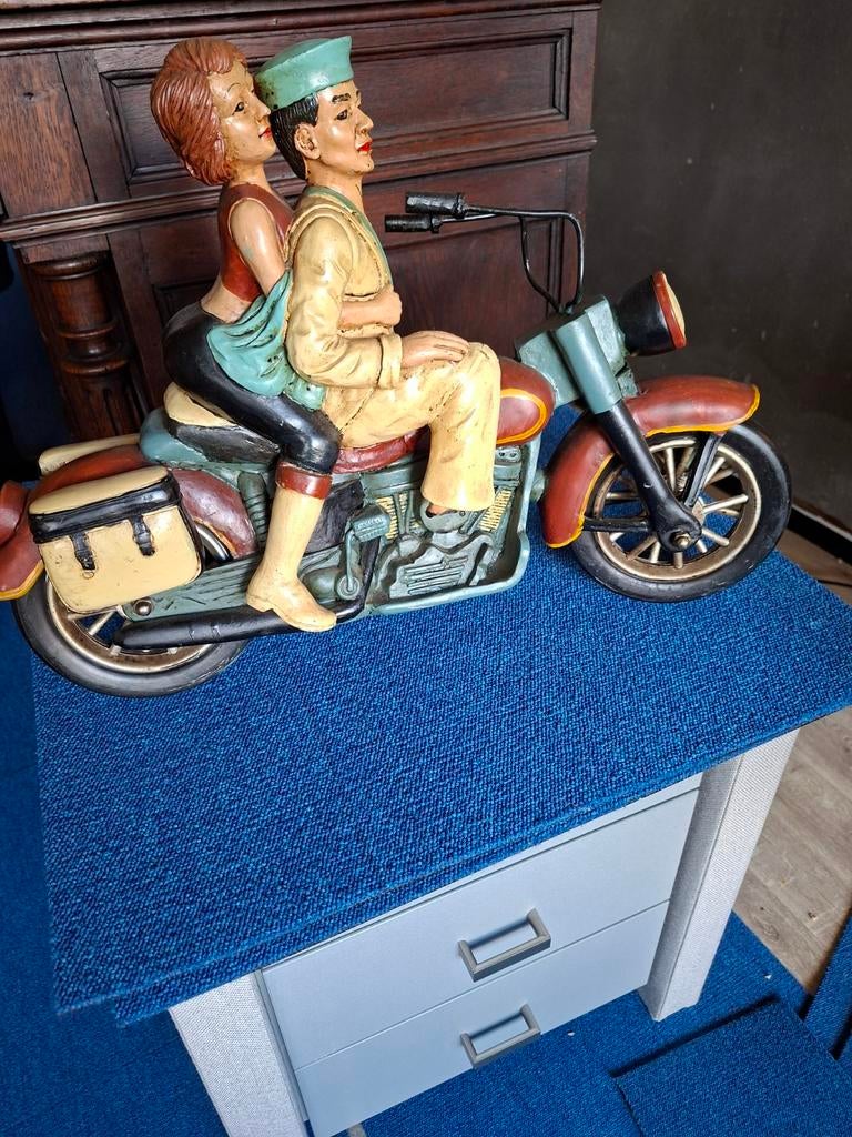 Beeldje van stel op motor, Ophalen