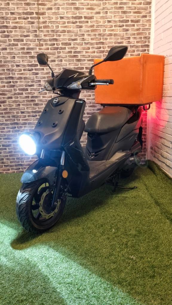 Zeer nette Sym X Pro E5 bezorgscooter 2024! Incl box, Fietsen en Brommers, Brommers | Derbi, Gebruikt, Ophalen of Verzenden