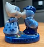 Delftsblauw beeldje kussend paar souveniertje uit Holland, Ophalen of Verzenden, Nieuw