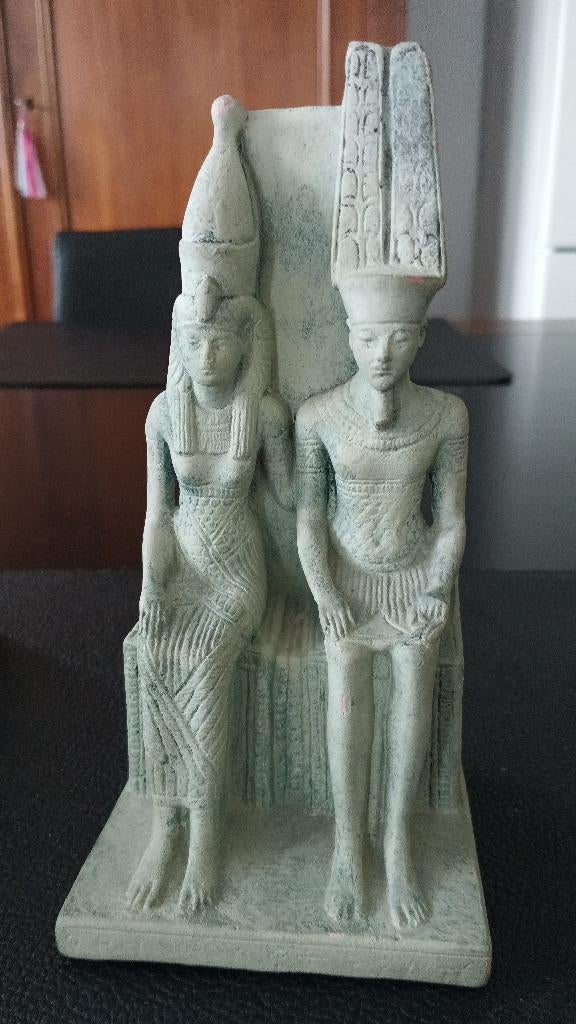 Beeldje Isis en Osiris, Leiden 1935, Minder dan 20 cm, Ophalen of Verzenden, Gepatineerd, Steen of Keramiek