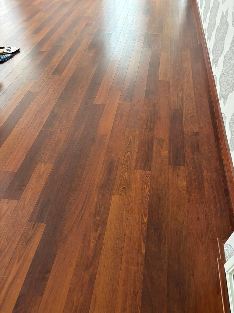 Gratis laminaatvloer inclusief plinten - zelf verwijderen, Gebruikt, Bruin, 25 tot 50 m², Laminaat