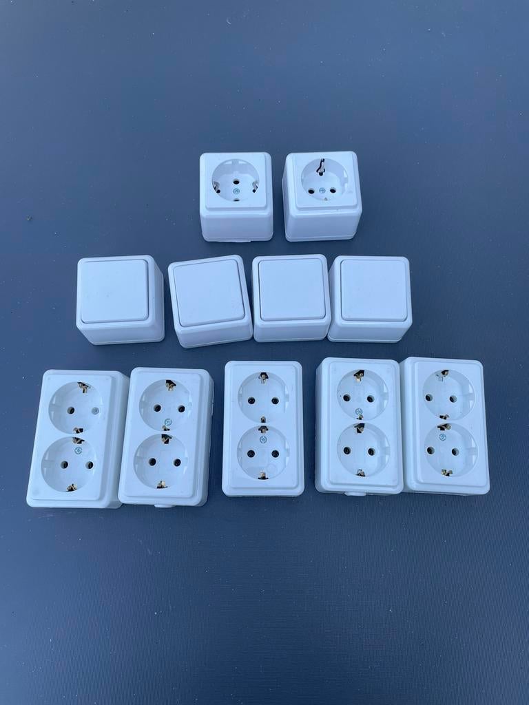 Ophouw stopcontact en Schakelaar, Ophalen, Zo goed als nieuw, Stopcontact