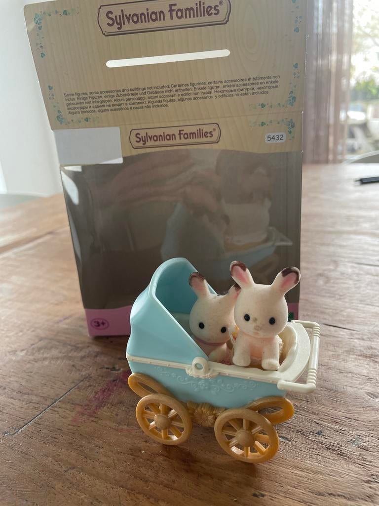 Sylvanian Families Kinderwagen met konijntjes - Compleet, Kinderen en Baby's, Speelgoed | Overig, Zo goed als nieuw, Jongen of Meisje