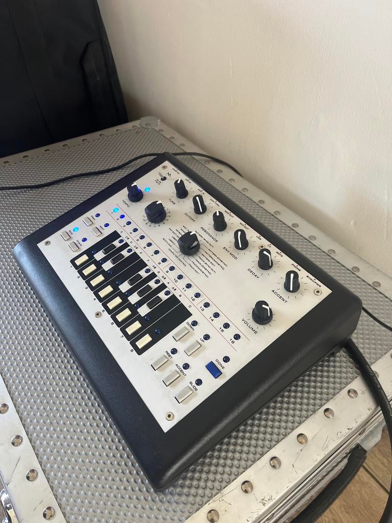 Xoxbox synthesizer, mod machines, tb303 clone, Overige merken, Gebruikt, Met midi-aansluiting, Overige aantallen