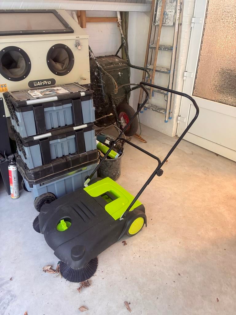 Veegwagen 80 cm breed bijna nieuw!, Tuin en Terras, Veegmachines, Ophalen, Zo goed als nieuw