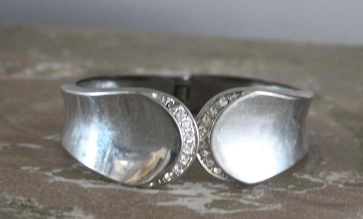 zilverkleurige klemarmband met een paar steentjes, Sieraden, Tassen en Uiterlijk, Armbanden, Gebruikt, Zilver, Zilver, Ophalen of Verzenden