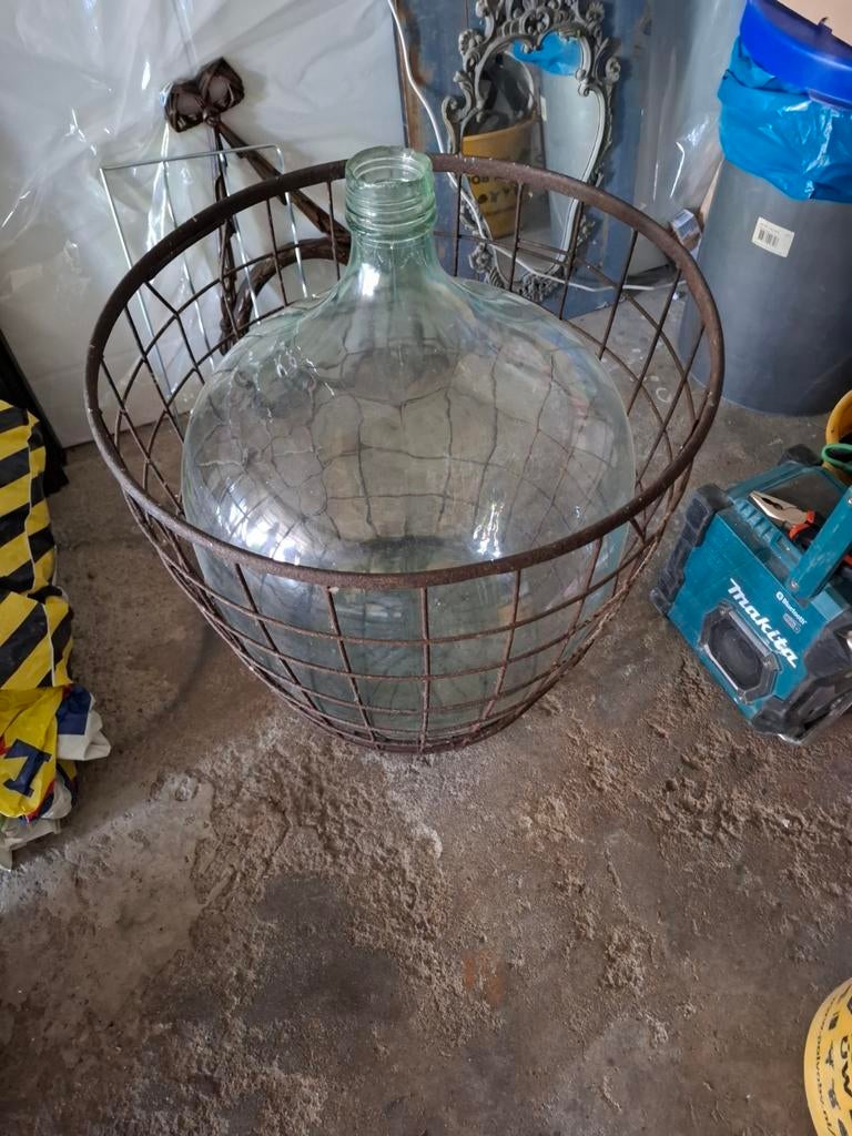 Grote glazen fles in metalen mand - Vintage decoratie, Antiek en Kunst, Ophalen