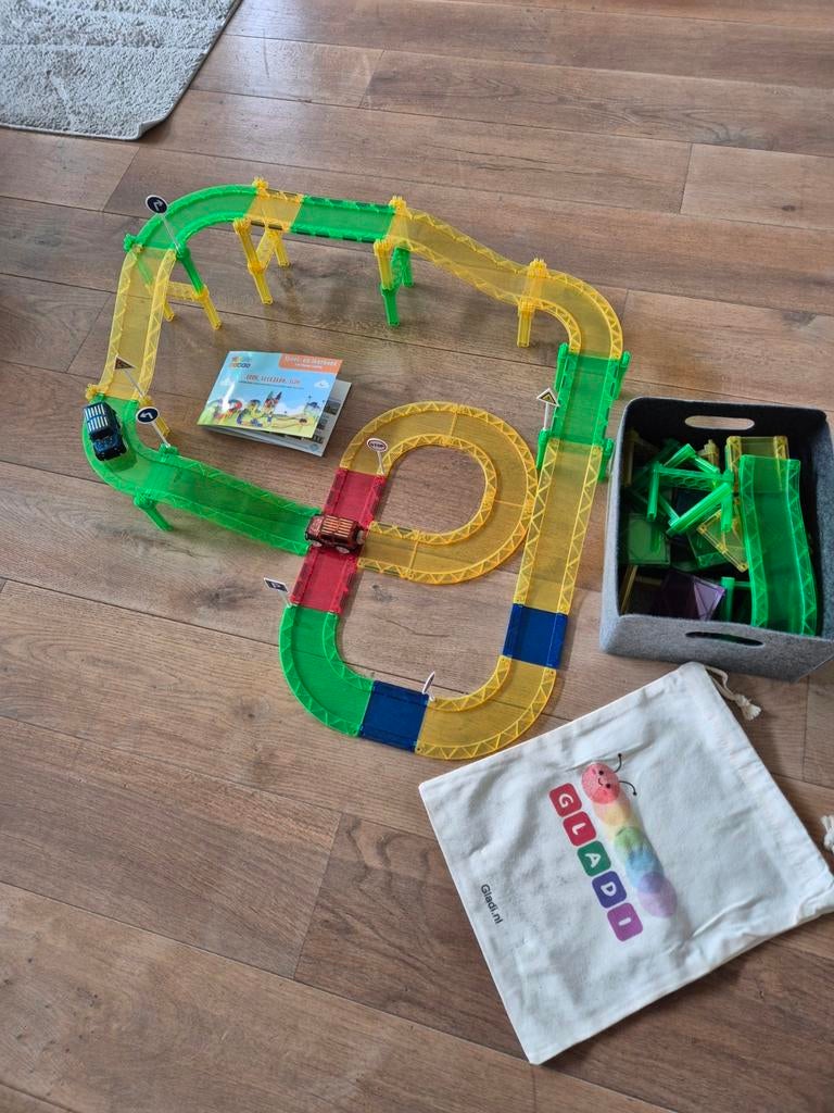 Gladi Tiles Racebaan met magnetische bouwstenen, Overige merken, Racebaan, Ophalen of Verzenden, Zo goed als nieuw