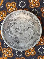 Oude Chinese One Tael munt met draak en karakters 4,4 cm., Antiek en Kunst, Ophalen of Verzenden