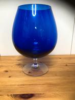Blauwe glazen vaas in de vorm van een wijnglas, Huis en Inrichting, Ophalen, Blauw, Minder dan 50 cm, Glas