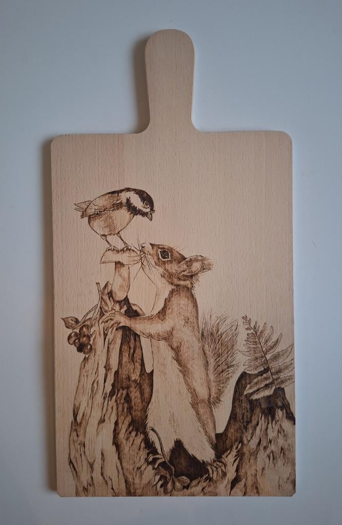 Beukenhouten borrelplank met eekhoorn en vogel., Huis en Inrichting, Gevondenengemaakt@gmail.com, Hout, Ophalen of Verzenden, Gevonden en Gemaakt