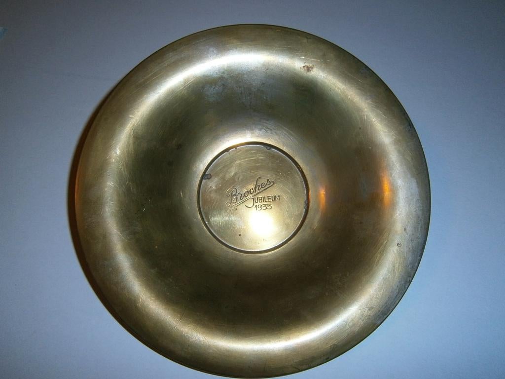 Broches schaaltje messing jubileum 1935, Antiek en Kunst, Ophalen of Verzenden, Koper