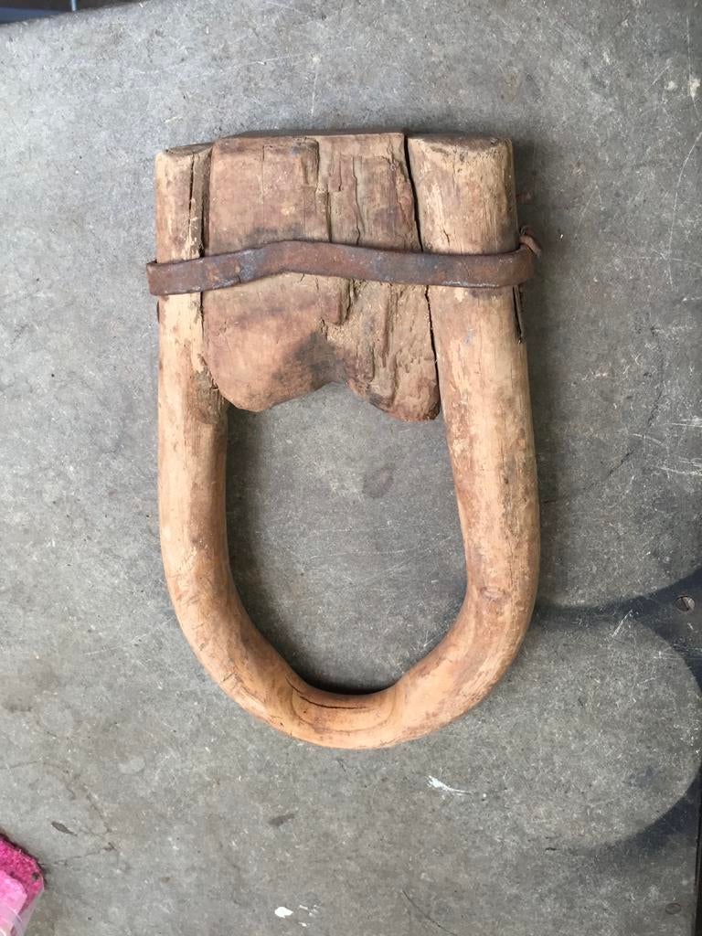 Oude, antieke juk of trekhaak, hout, Ophalen