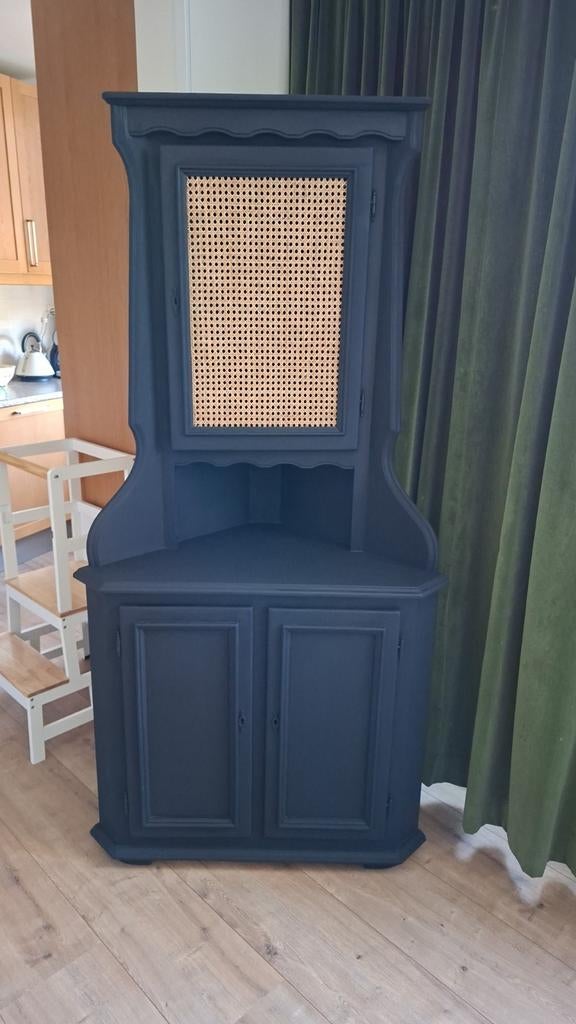 Zwarte hoekkast met webbing, Ophalen