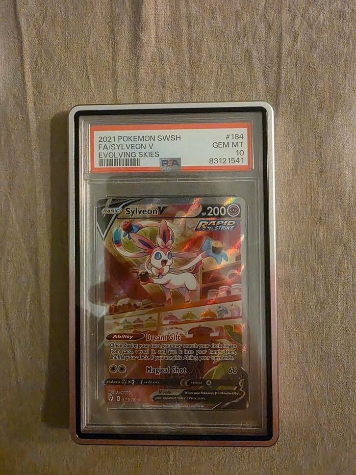 Pokémon Sylveon V 184 Evolving Skies PSA 10, Hobby en Vrije tijd, Verzamelkaartspellen | Yu-gi-Oh!, Zo goed als nieuw, Ophalen of Verzenden
