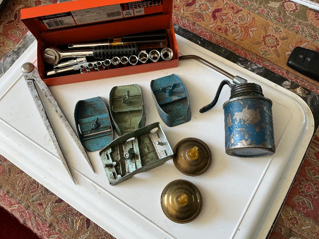 Doppendoosje schaafjes. Oliesnipjes en passer, Antiek en Kunst, Antiek | Gereedschap en Instrumenten, Ophalen of Verzenden