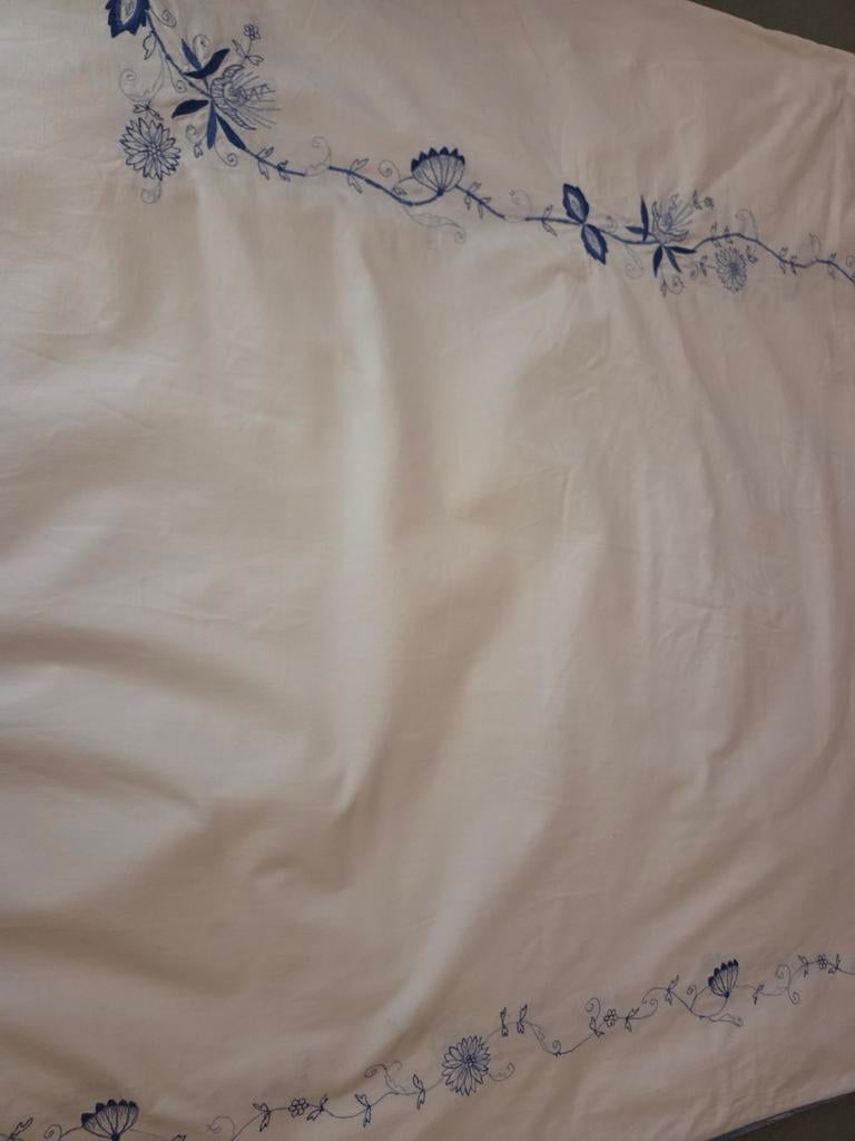 Tafelkleed met blauw bloemenborduurwerk 1,60 x 2,40m, Ophalen of Verzenden, Zo goed als nieuw