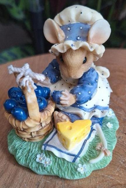 Beeldje Mouse Tales Muis met bosbessen en kaas, Ophalen of Verzenden, Zo goed als nieuw, Dier