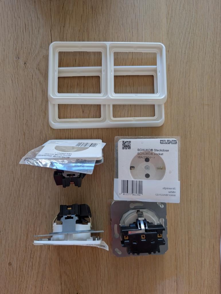 JUNG Stopcontact CD1520NBKFNWW - Alpine Wit, Ophalen of Verzenden, Nieuw, Stopcontact