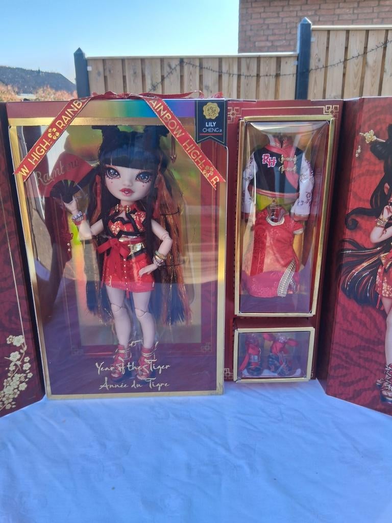 Rainbow high pop nieuw speciale editie Lily Cheng, Verzamelen, Poppen, Ophalen of Verzenden, Nieuw, Fashion Doll