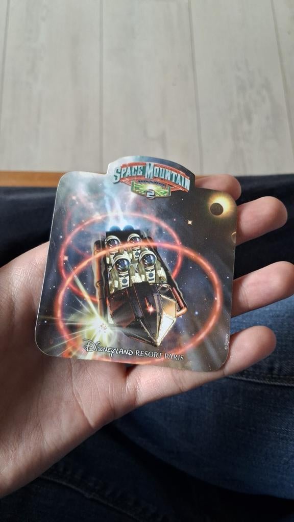 Vintage Disney Space Mountain Mission 2 magneet goede staat, Ophalen of Verzenden, Overige figuren, Gebruikt, Overige typen