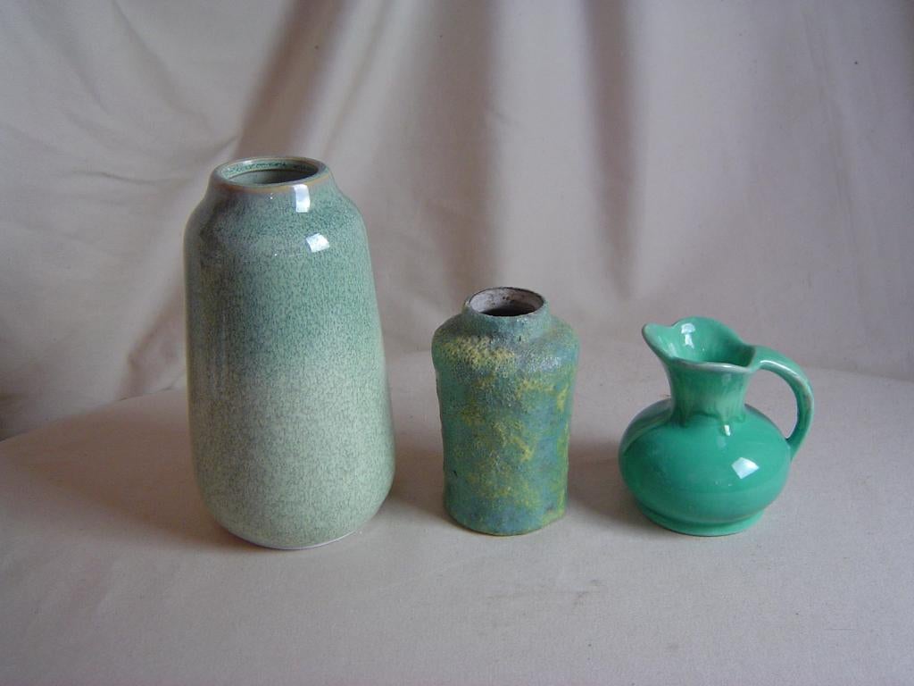 3 vintage groen aardewerken vaasjes, Gebruikt, Aardewerk of Porselein, Ophalen of Verzenden, Minder dan 50 cm