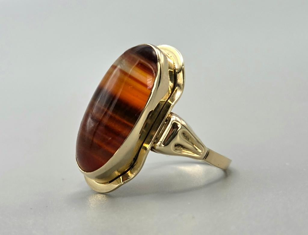 Gouden vintage ring met edelsteen streepagaat. 2026/246.