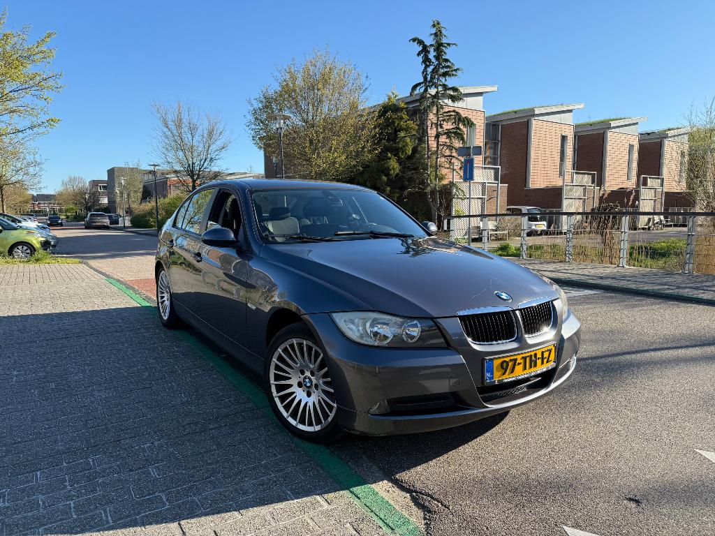 BMW 3-Serie 2.0 I 318 2006 Grijs APK NAP 6 BAk, Auto's, BMW, Zwart, 4 cilinders, 129 pk, 75 €/maand