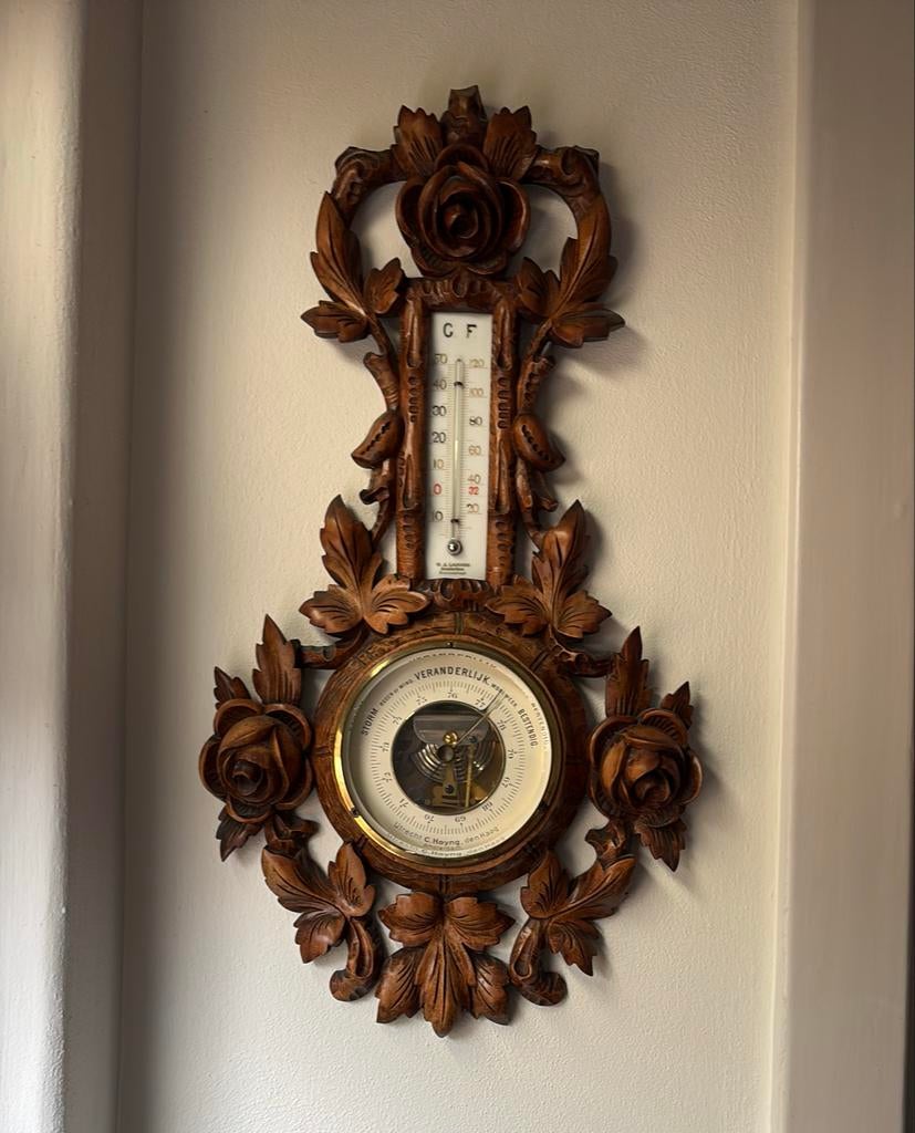 Houten barometer en thermometer, mooi snijwerk, Audio, Tv en Foto, Weerstations en Barometers, Ophalen, Zo goed als nieuw