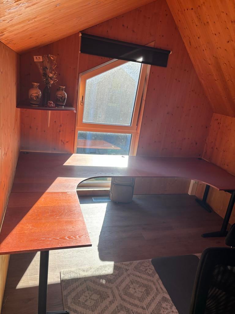 Groot bureau met 2 bureaustoelen - Gebruikt, Huis en Inrichting, Bureaus, Ophalen, Gebruikt, Hout, Hoekbureau