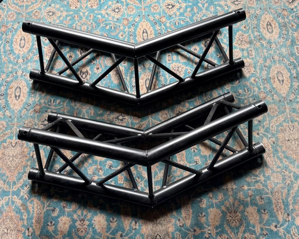 Trusshoeken 145 graden Prolyte zwart, Ophalen, Zo goed als nieuw