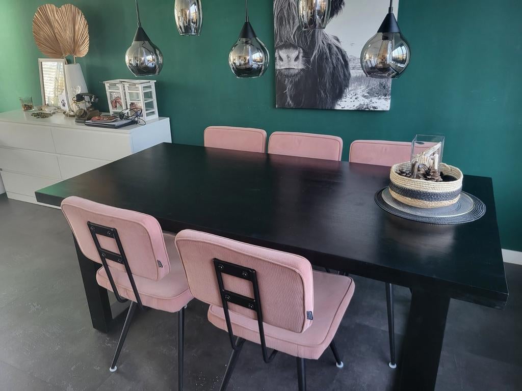 Zwarte 6-persoons eettafel met 6 zacht roze stoelen, Huis en Inrichting, Complete eetkamers, Ophalen of Verzenden, Gebruikt