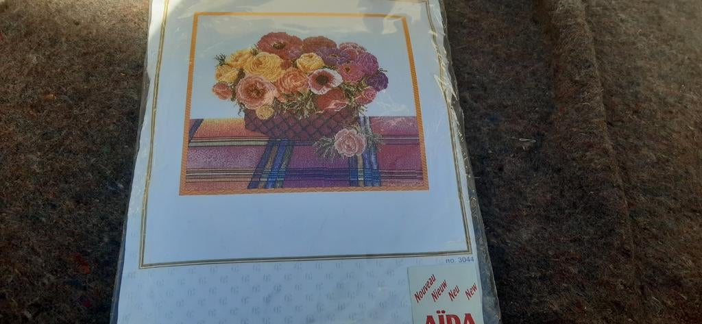 Thea Gouverneur gloednieuw borduurpakket van ranokels, Ophalen of Verzenden, Nieuw, Handborduren, Borduurpakket