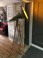 Oude stoere spot/schijnwerper op houten statief fabriekslamp, Ophalen, Hout, 150 tot 200 cm