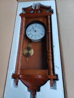 Klassieke houten wandklok met slinger - Nieuw in doos, Ophalen of Verzenden