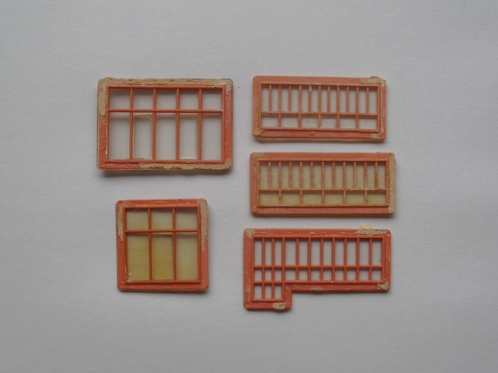 Faller 5 originele ramen met “glas” o.a. station “Cortina", Overige merken, Gebruikt, Gelijkstroom of Wisselstroom, Brug, Tunnel of Gebouw