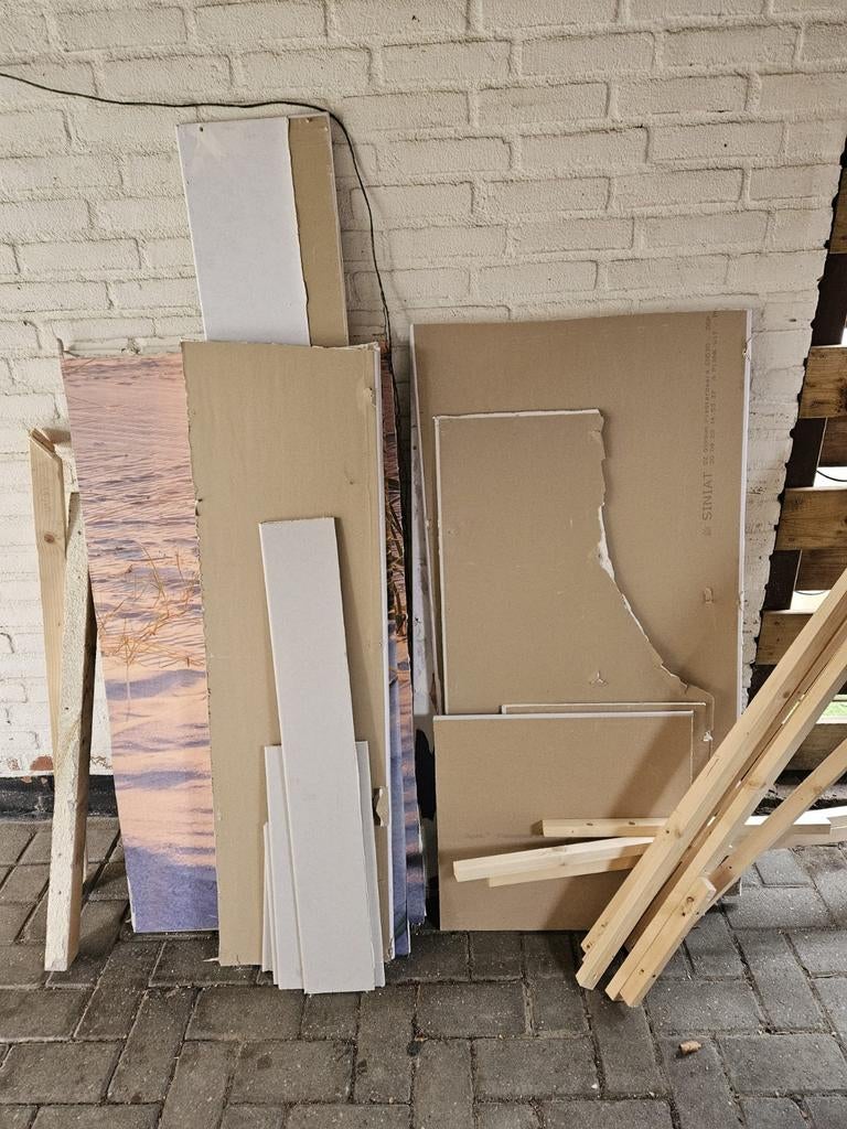 Gipsplaten en zgan houden balkenMOET WEG, Ophalen