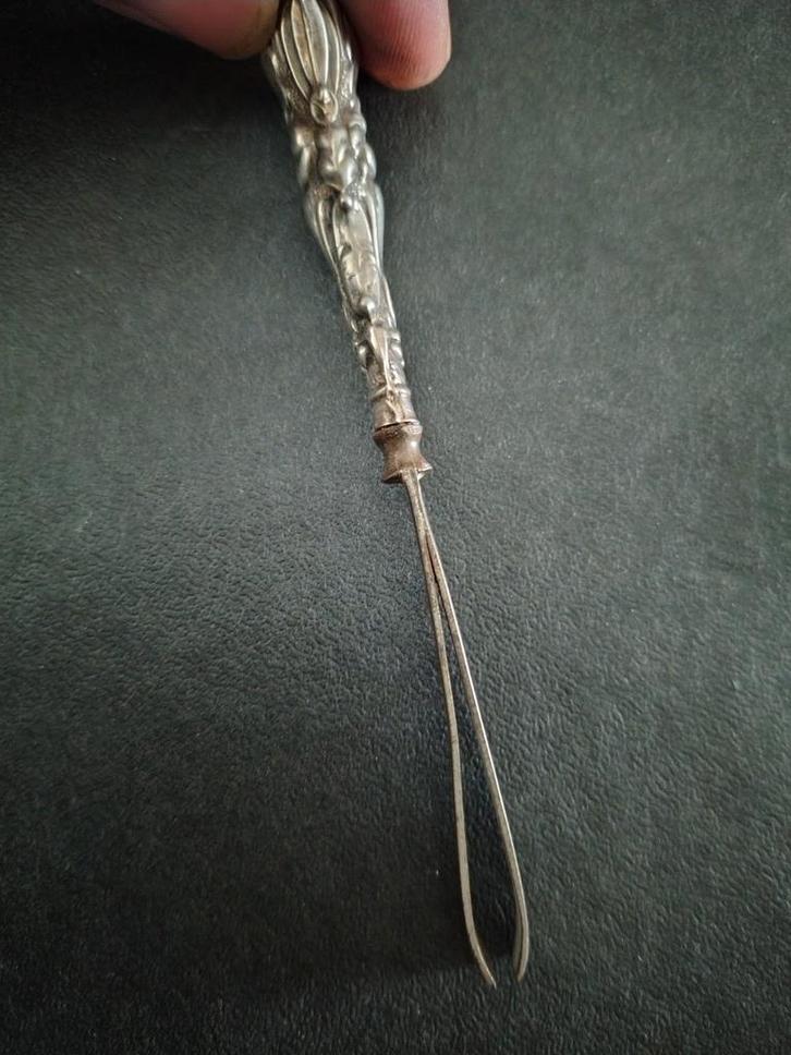Antiek zilveren pincet met decoratie, Antiek en Kunst, Antiek | Goud en Zilver, Zilver, Ophalen of Verzenden